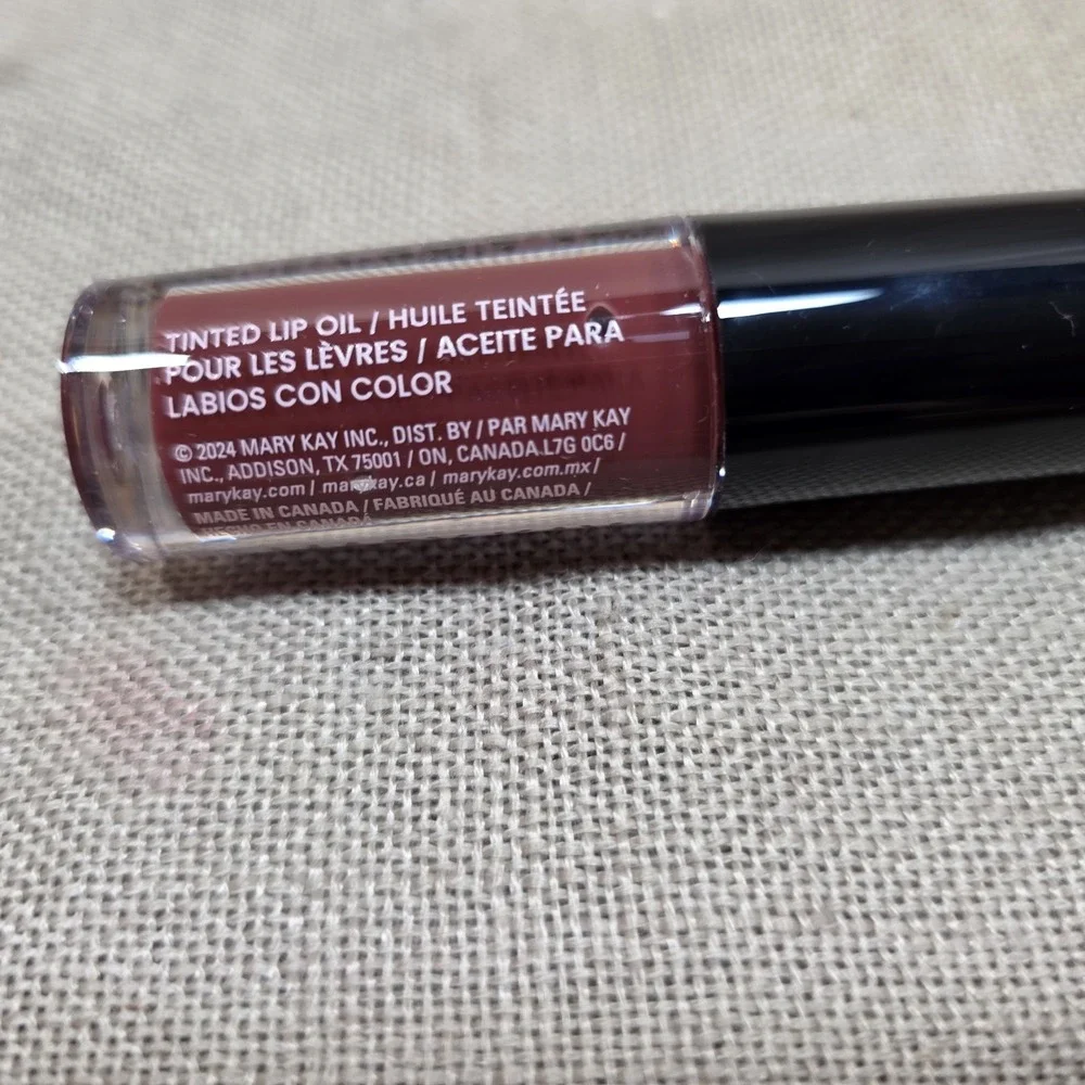 Mary Kay Tinted Lip Oil Berry- New In Box  NLA DISCONTINUED